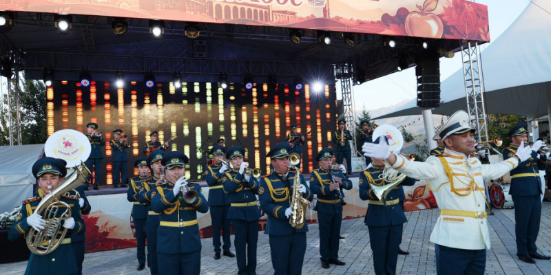 Guard Next: Республика күні қарсаңында Ұлттық ұлан оркестрі Көк-Төбеде өнер көрсетті