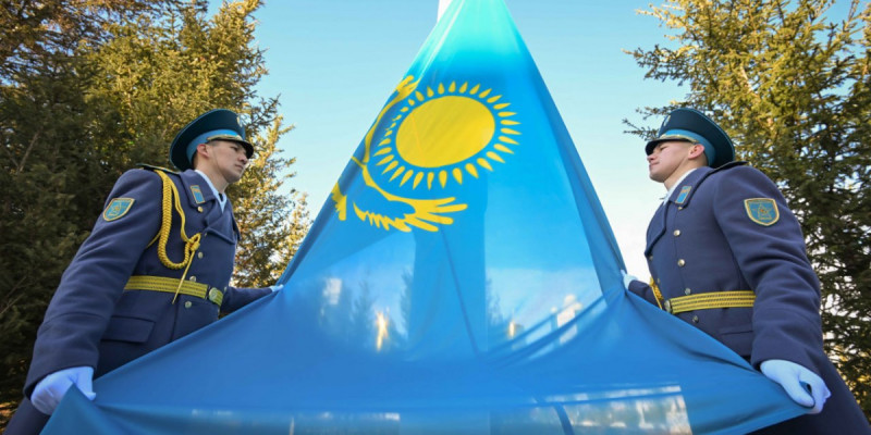 Президент Мемлекеттік ту көтеру рәсіміне қатысты