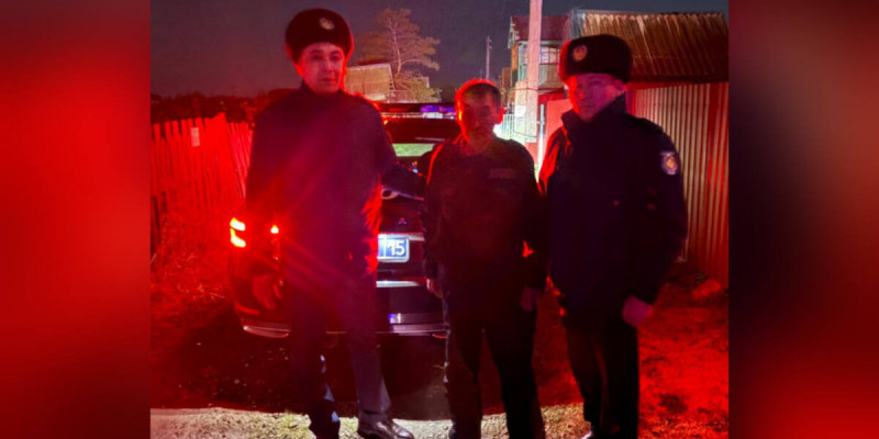 Петропавлда полицейлер жанып жатқан үйден ер адамды құтқарды