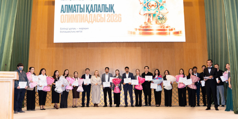 Ұлттық ғылым академиясында физика және математика пәндерінің екі мұғаліміне су жаңа автокөліктердің кілттері табысталды