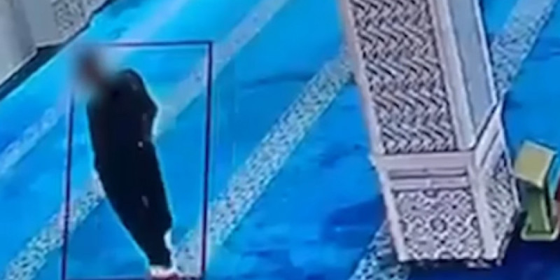 Алматыда ер адамның мешіттен телефон ұрлаған сәті видеоға түсіп қалды