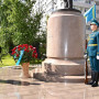 Үкімет басшысы Талғат Бигелдиновтің ескерткішіне гүл шоқтарын қойды