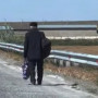 «Жолға ақшасы болмаған»: Зейнеткер Шымкенттен Қарағандыға 10 сағат жаяу жүрген