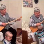 Атасы домбыра тартқанда билейтін 1 жасар бала елді тәнті етті (ВИДЕО)