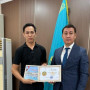 Ақтау әкімі теңізге батып бара жатқан жасөспірімді құтқарған даяшы жігітті марапаттады