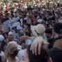 «Маркетологым – Алла ғой»: Ақтауда тегін балмұздақ таратқан Роза Рымбаева неліктен акцияға көп адам келгенін түсіндірді