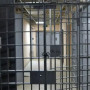 «Телефон қолдануға рұқсат еткен»: Изоляторға қамалғандардан 2 млн теңге пара алған астаналық полицей сотталды
