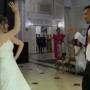Тойда беріле би билеген мұғалім сынның астында қалды (ВИДЕО)