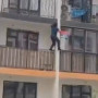 Алматы тұрғыны төртінші қабаттағы балконға өрмелеп шығып, өртті сөндірді