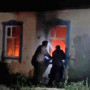 Семейде әскери қызметкер өртеніп жатқан үйден әйелді құтқарып қалды