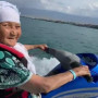«Өзім үшін өмір сүріп жүрмін»: Гидроцикл жүргізіп, ел аузына іліккен 82 жастағы әжей өмірі туралы сыр шертті