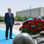 Президент Әлия Молдағұлованың мемориалдық ескерткіш кешеніне гүл шоғын қойды