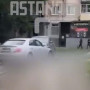 Өскеменде жүргізуші аулада тұрған алты көлікті соққан