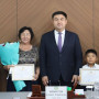 Желіде үлгілі ісімен танымал болған оқушы әкімнен алғыс алды (ВИДЕО)