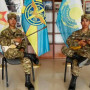 Әскер қатарында жүрген егіздер күй тартып, көпшілікті тәнті етті