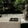 Үстіне ескерткіш құлап кеткен қыз: Мердігерге сот үкімі шықты