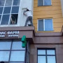 Астана тұрғыны терезеден құлағалы тұрған баланы құтқарып қалды