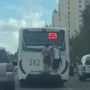 Астанада автобустың артына жабысып алған жасөспірімдер іздестіріліп жатыр
