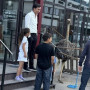 Астанада дәмхананың алдына тірі түйеқұс әкеліп қойғандар желіні шулатты (ВИДЕО)
