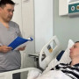 Пациенттен оңбай таяқ жеген қостанайлық дәрігер ауруханадан шықты
