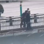 Атырауда ер адамның көпірден секірмек болған сәті камераға түсіп қалды