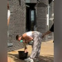 «6 баланың әкесі»: Астанада қыздың бөксесін сипап өткен ер адамның кім екені белгілі болды