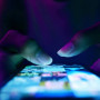 Әлемдік экономика смартфонға тәуелділіктен жылына 8,8 трлн доллар жоғалтады – зерттеу