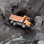 Семей орталығында жүк көлігі шұңқырға түсіп кетті (ВИДЕО)