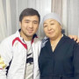 Елдос Сметов анасы мен әйеліне бағалы сыйлық жасады (ВИДЕО)