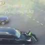 Алматыда жол қозғалысын реттеп тұрған полицейді көлік қағып кетті
