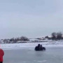 Жайық өзенінде мұз жарылып, инспекторлар мінген көлік суға батты