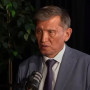 Дастархан үстінде қол алысып амандасу — әдепсіздік