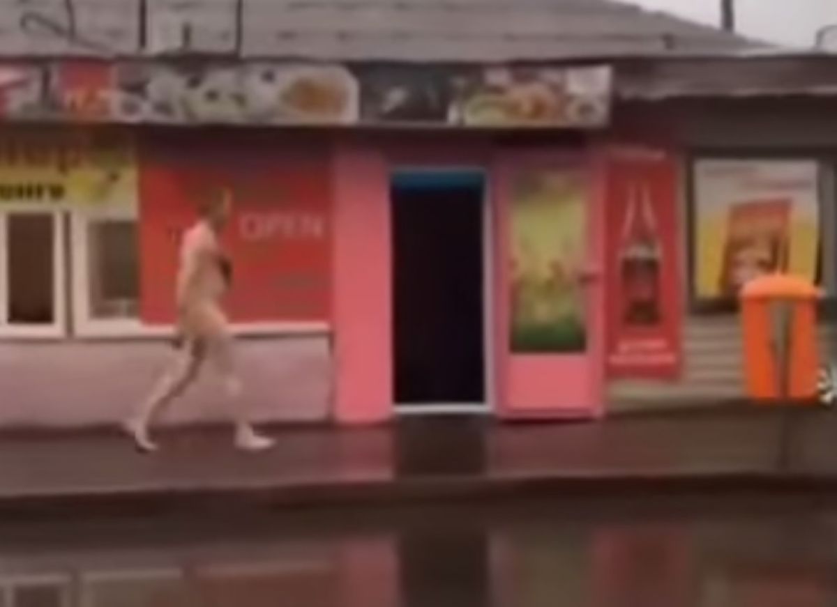 Астанада жалаңаш жүрген ер адамның видеосы әлеуметтік желіге шықты