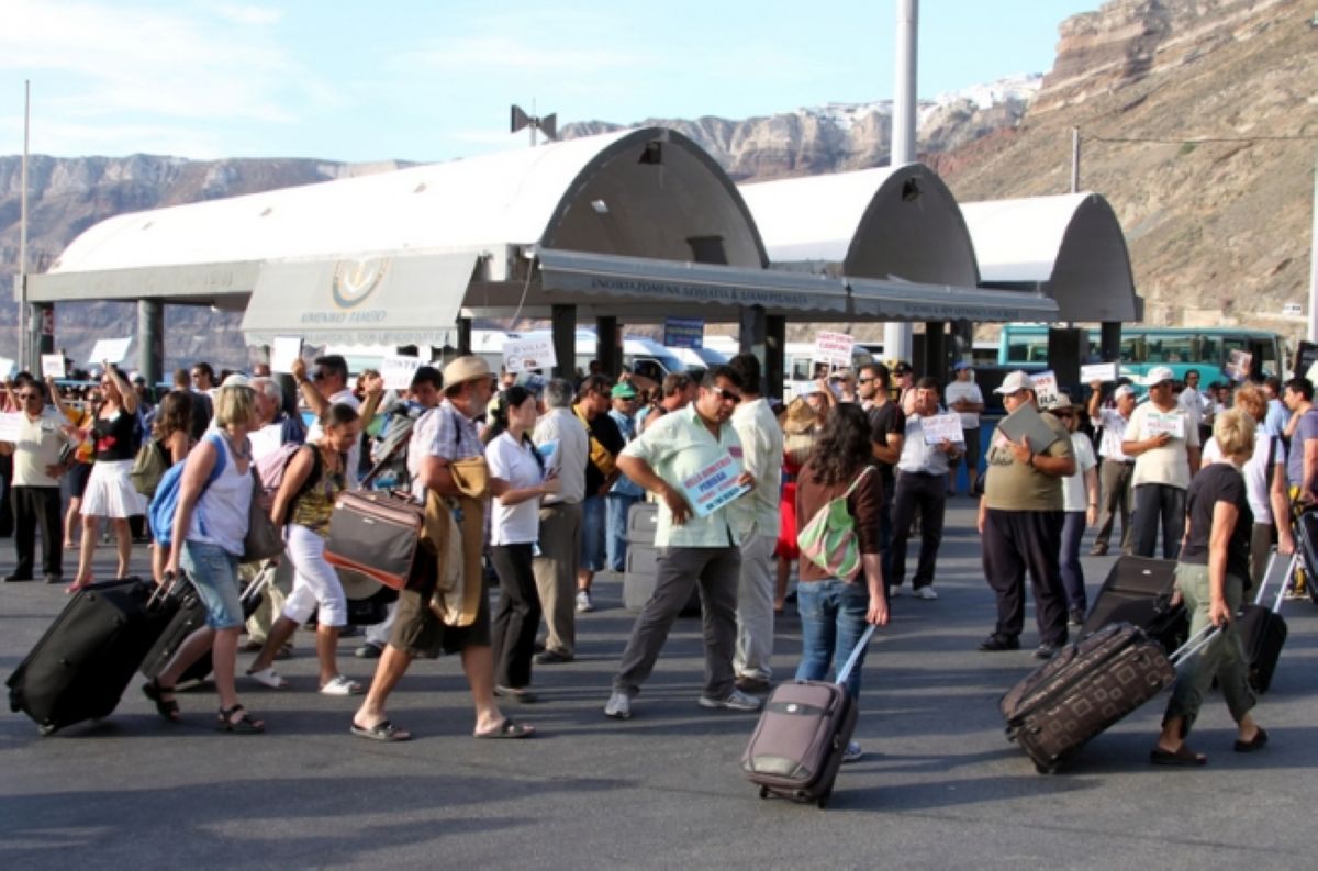 Грекиядағы дағдарыс 50 мың туристтің елден кетуіне себеп болды