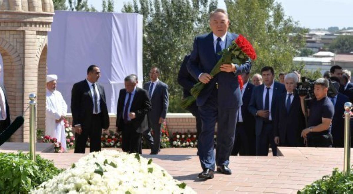 Назарбаев Ислам Каримов жерленген жерге гүл шоғын қойды