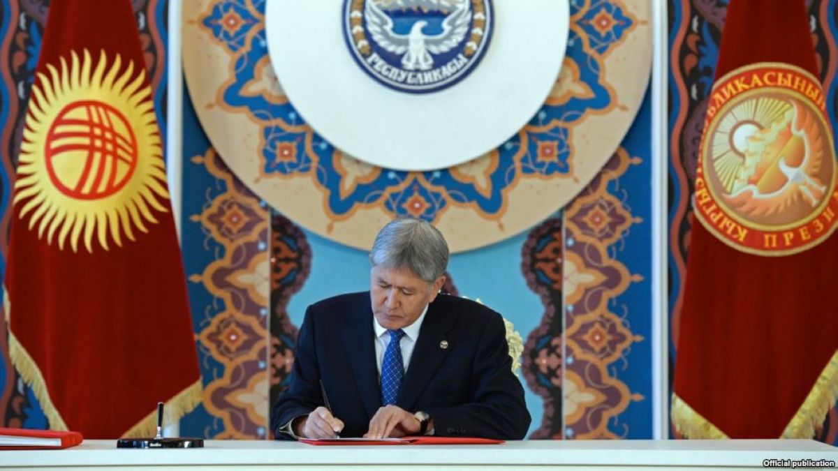 Қырғыз президенті елдің жаңа Конституциясына қол қойды