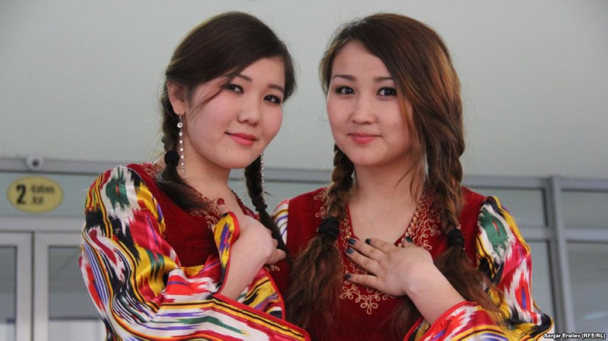Ош қаласының өзбек театры 20 жылда бірінші рет Өзбекстанға турға шықты