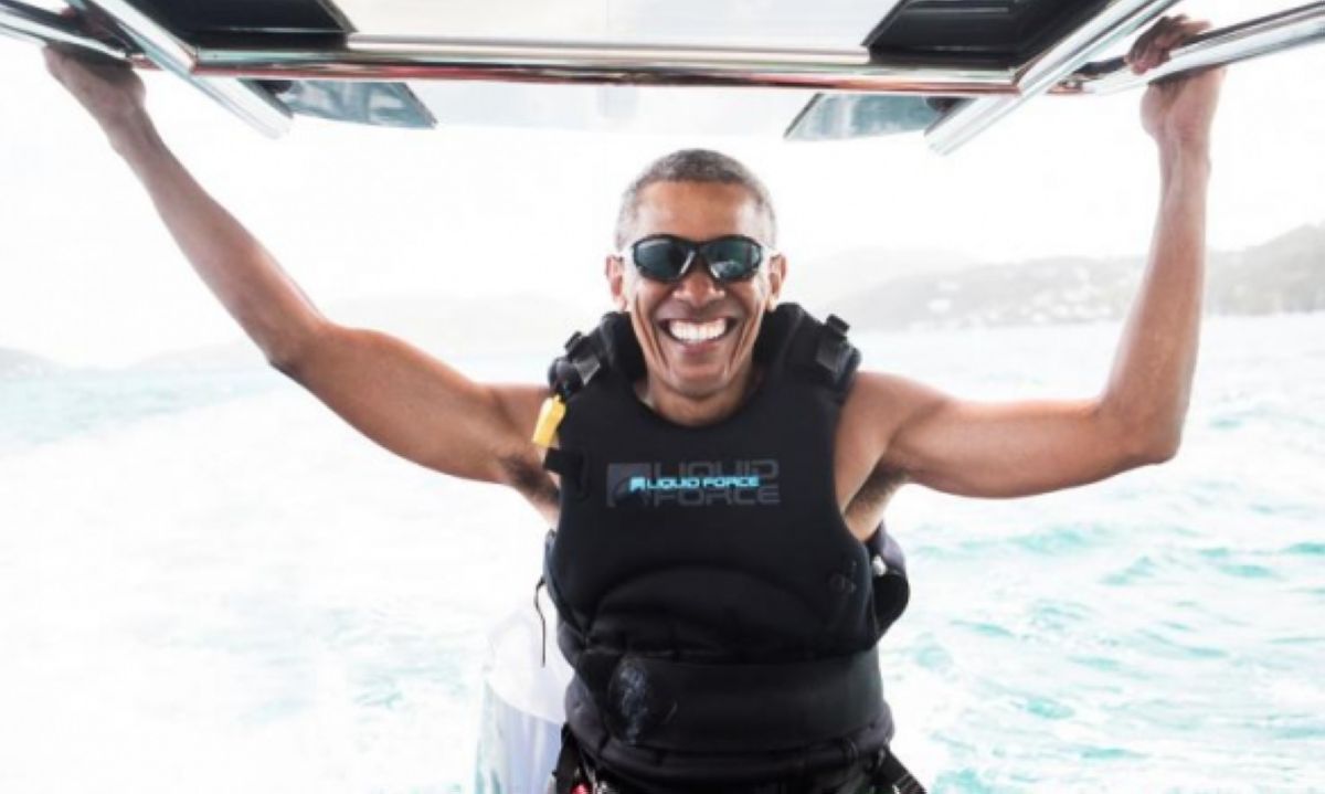 Ақ үйсіз дәурен: Обама миллиардердің аралында демалып жүр