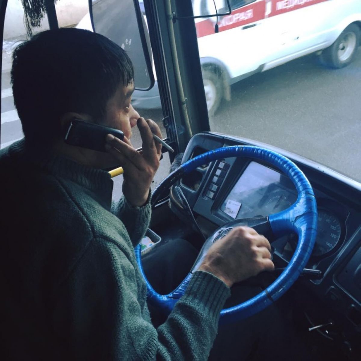 Елордада автобус жүргізушілеріне ұялы телефон ұстауға тыйым салынбақ