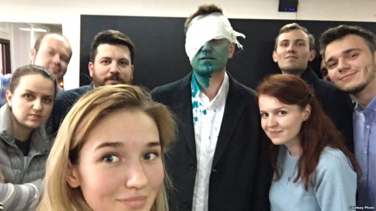 Навальныйдың бетіне белгісіз біреу улы зат шашып кетті