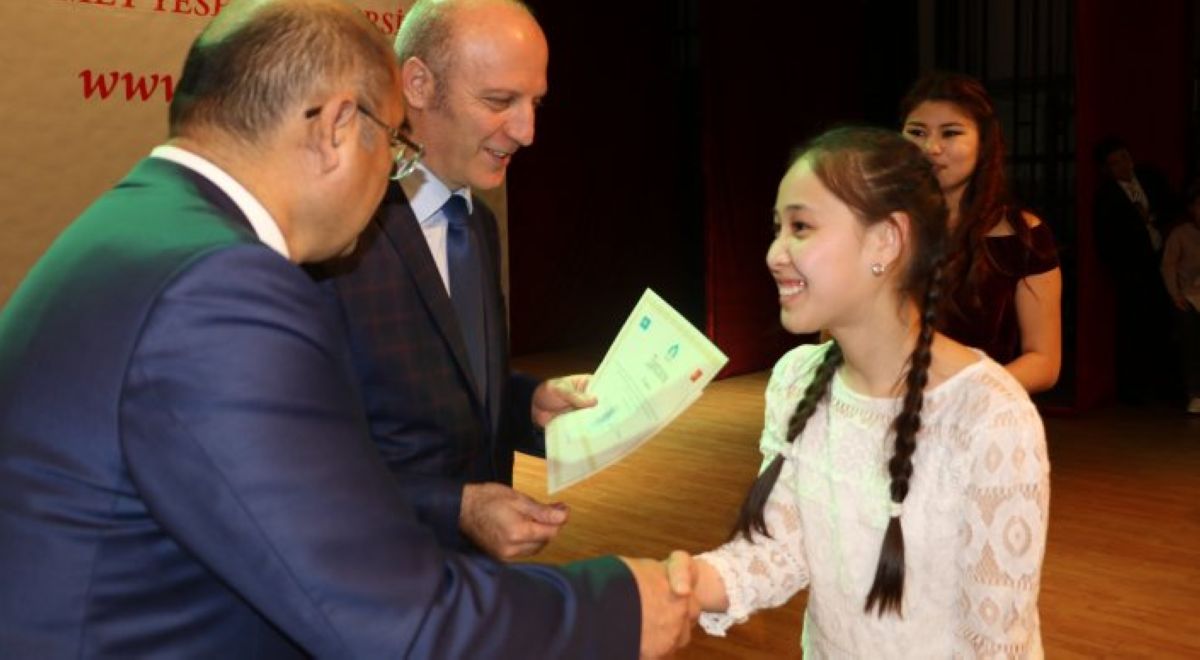 Түркістанда 100 оқушыға грант берілді