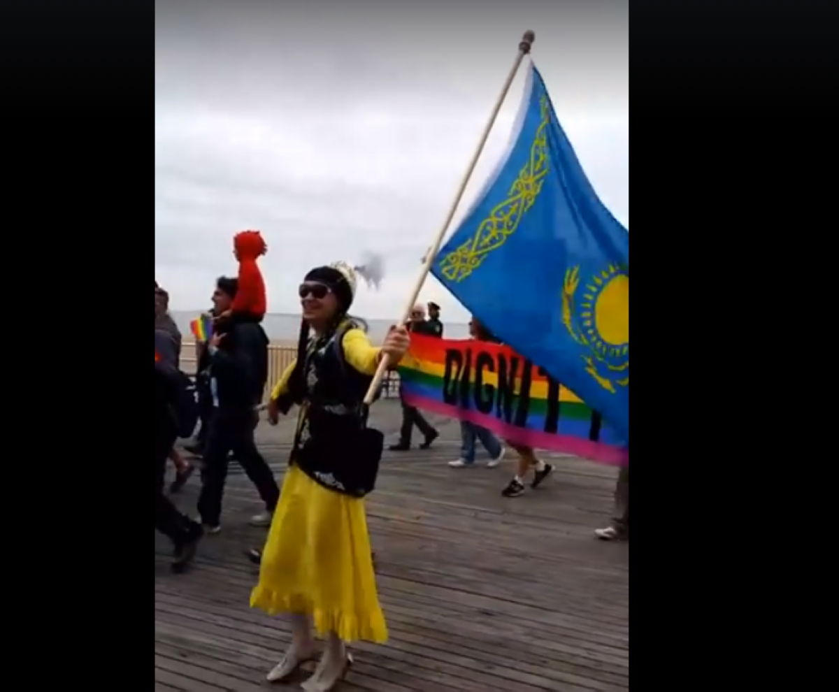 Нью-Йоркте өткен гей-парадта қазақша көйлек киген жігіт Қазақстанның туын желбіретті
