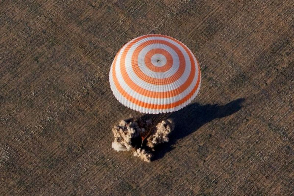 Ғарышта 197 күн болған ғарышкерлер Жезқазған маңына қонды