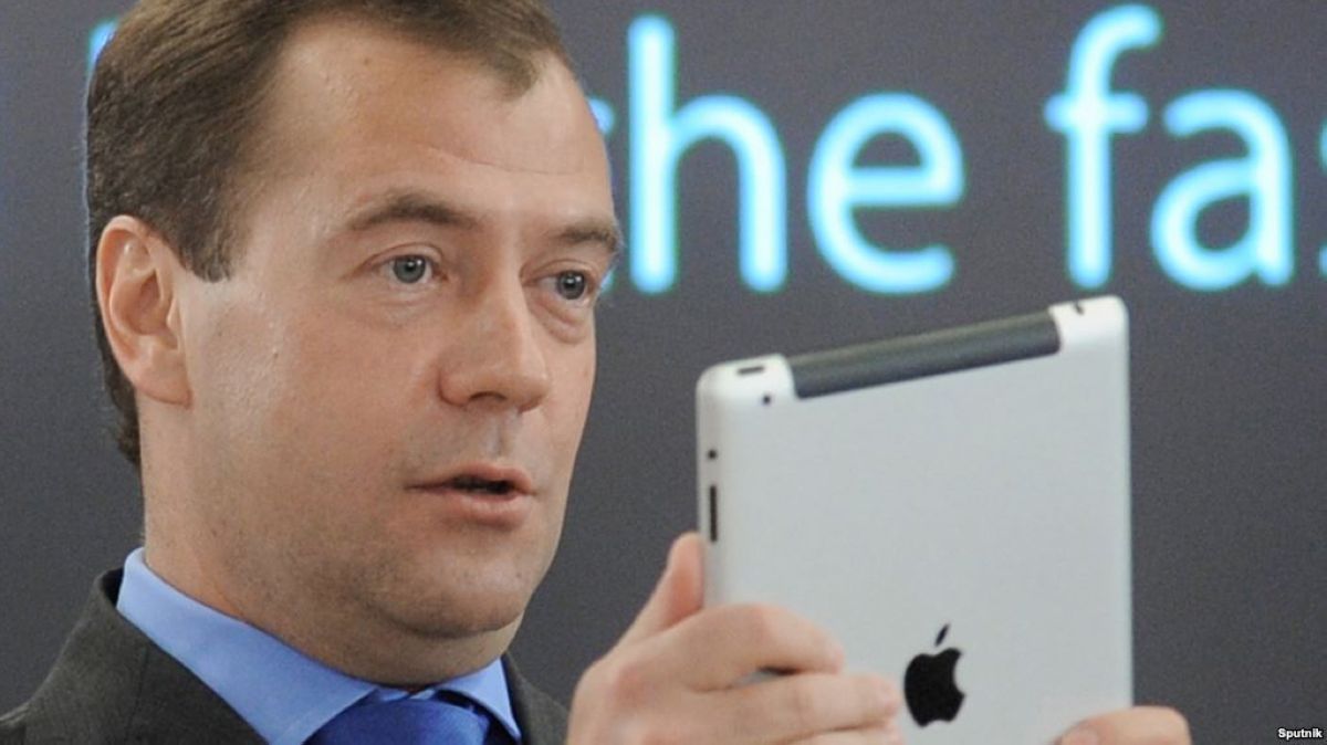 Медведевті Twitter'ді бұғаттағаны үшін сотқа берді