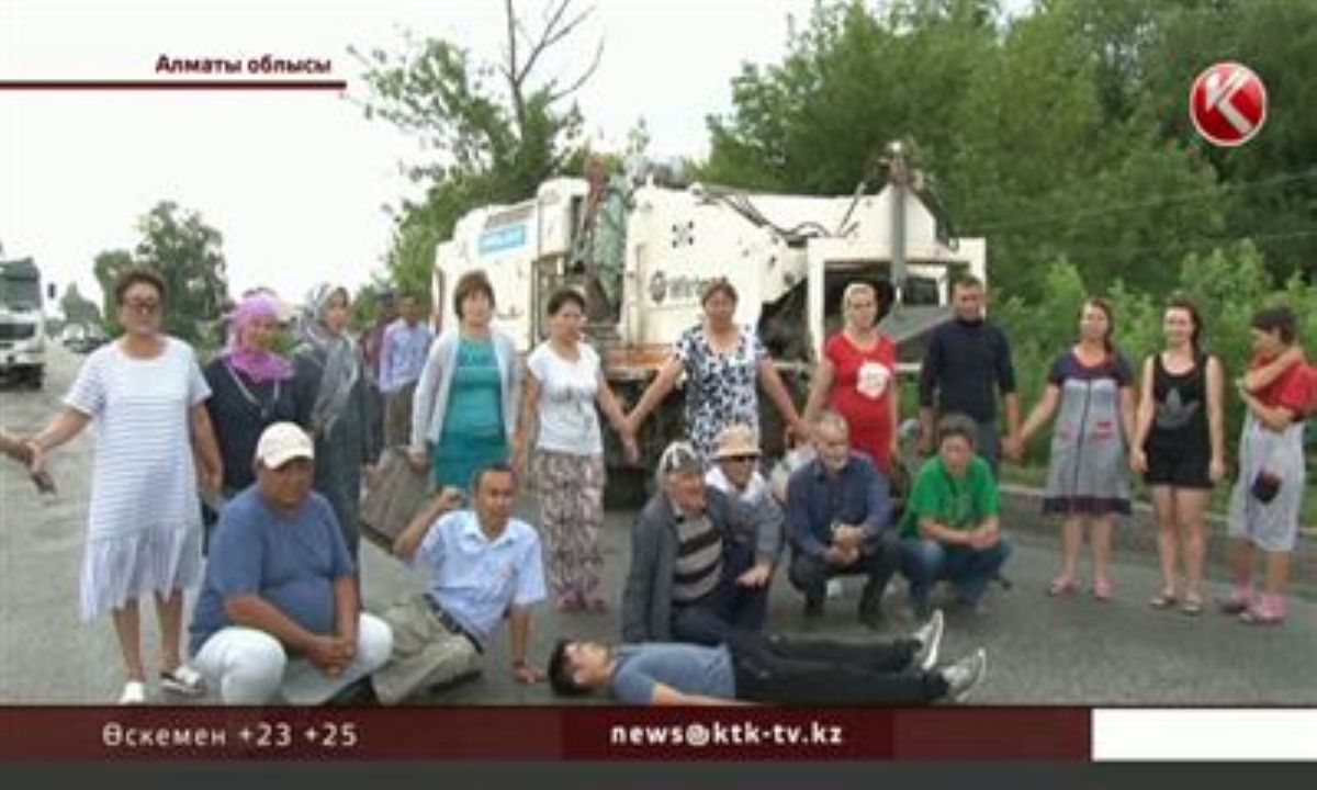 Алматы облысында наразы тұрғындар тас жолға жатып алды