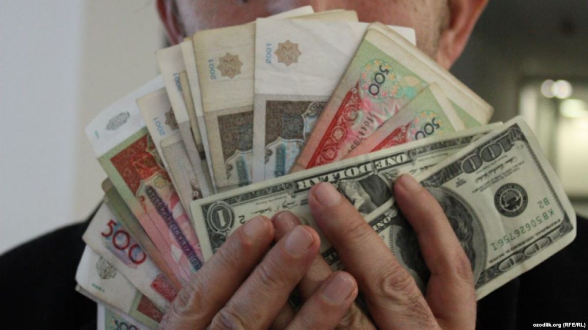 Мирзиёев өзбекстандықтарға валюта айырбастауға рұқсат берді