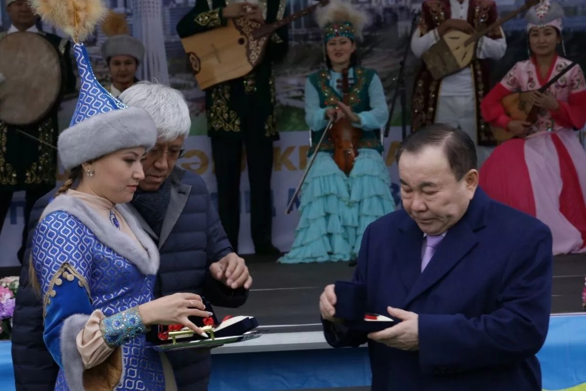 Болат Назарбаев жерлестеріне баспана салып берді