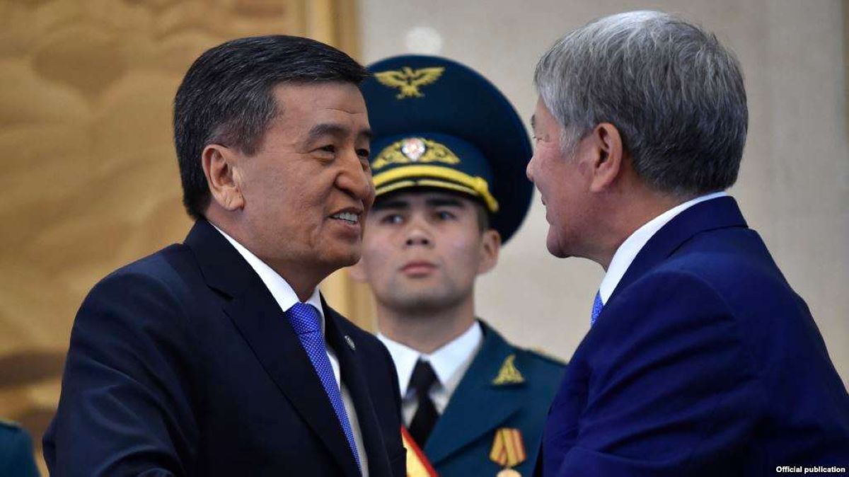 Жээнбеков Атамбаевқа "Қырғыз Республикасының батыры" атағын берді