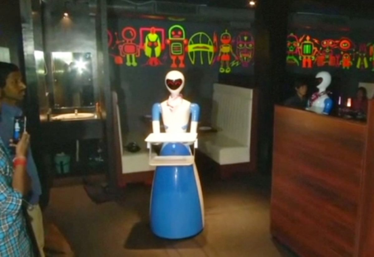 Үндістан мейрамханасында робот-даяшылар қызмет көрсетеді