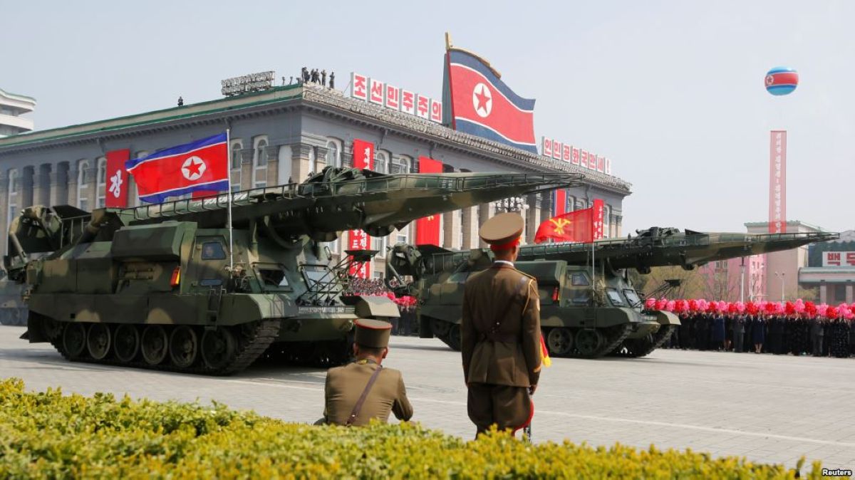 Солтүстік Корея олимпиадаға бір күн қалғанда әскери парад өткізді